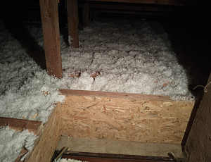 Zateplení stropu řadového rodinného domu pomocí foukané izolace